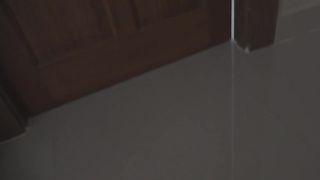 La chica del cuerpo hundió una gran polla en su coño