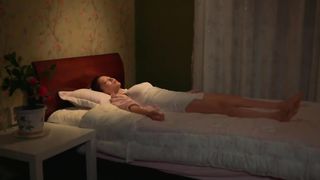 Asiática folla suavemente con su amante en la sala de estar