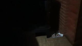 Chica con una joroba en la nariz chupa una polla antes de correrse en su boca