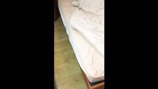 En la mañana despertó a una mujer para tener sexo y la folla con sueño