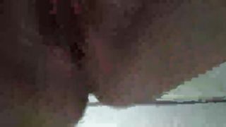 Polluelo digitación coño en el baño y empuja todos los dedos allí a la vez