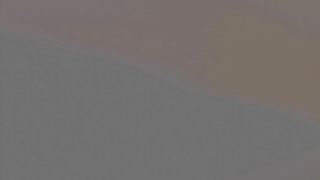 Rubia pecosa acariciando el coño afeitado y mostrando el cuerpo desnudo