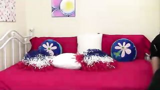 Tio barbudo lame el ano estrecho de una chica antes del sexo anal