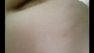 La mamá gorda le chupa la polla a su hijo, y él se la quita en primera persona