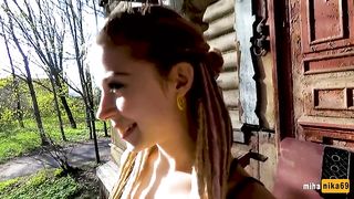 Granjero colectivo ruso chupa a un miembro en un pueblo en una casa abandonada