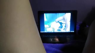 Chica rusa mira porno y se masturba en el coño