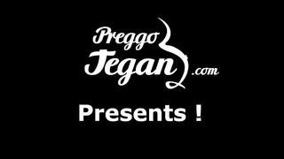 El marido elimina cómo una esposa embarazada se lava el cuerpo desnudo en el baño