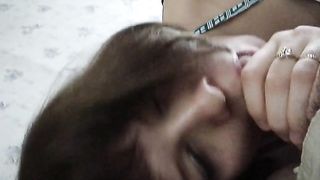 Irina chupó una polla peluda para un hombre sin quitarse la ropa