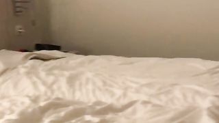 Una puta con un traje sexy pone su coño en la polla flácida de un cliente