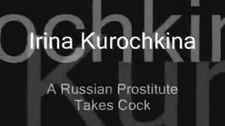 Una prostituta en calzoncillos rojos se folla a un cliente en una habitación de hotel en Pskov