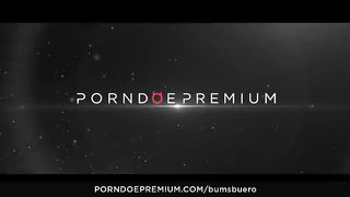 La secretaria trabajó el informe equivocado con mamada y follando sobre la mesa