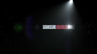 Kukold con bragas en la boca lame el culo de la señora en medio de una follada anal en una pose desde arriba