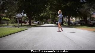 Chel llenó el coño del amigo de esperma con esperma después de follar mientras el marido dormía profundamente