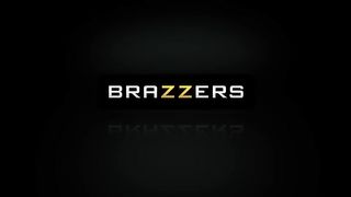 El chico lamió el coño de un vecino casado y folló en la cocina