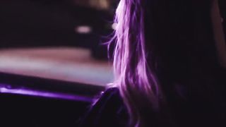 Negro le lamió a una extraña esposa una gran polla y la folló en un hotel