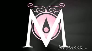 Checa, de 20 años, se folló a la madre de una amiga mientras estaba sola en casa