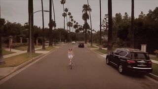 Entrenador se une a atletas lesbianas para follar