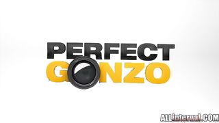 Alina Hennessy despertó al director porno y se corrió en el culo después del anal