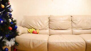 Madre rusa con grandes tetas tocando el clítoris con los dedos y bromea frente a la cámara web en la víspera de Año Nuevo