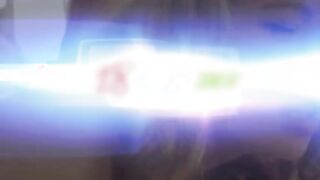 Tierna rubia en medias salta sobre una polla y se corre en su cara y tetas pequeñas