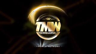 Una joven empleada del banco folló suavemente a una chica y se corrió en su coño