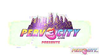 Anal con una vendedora japonesa de un primer plano de un bar de sushi