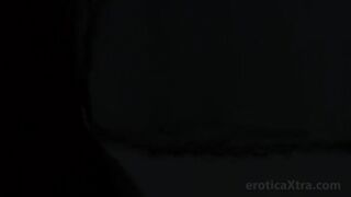 El novio lleva a la novia al orgasmo, lamiendo su coño en la noche de bodas