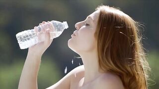 Casado Sabrina Banks se acostó con el colega negro de su esposo después de anilingus en la cocina