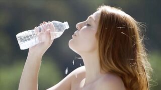 Dos negros follados en el coño y boca del jefe con pechos pequeños
