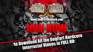 Polluelo se encula y chupa la polla negra a través de un agujero en la pared