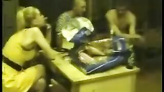 Multitud de desmovilización rusa folla a una prostituta en el cuartel