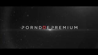 Taxista folló a los pasajeros en el auto, disfrutando de una doble mamada