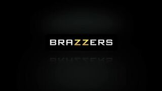 Britney Amber chupó una gran polla de un terapeuta de masaje y tuvo relaciones sexuales con él en una sesión