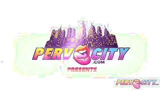 Americana con dos asiáticos ahogándose en una polla, realizando una mamada profunda