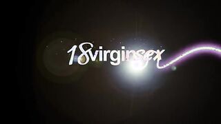 La belleza en medias despertó a un chico con una mamada y una paja de un miembro entre las tetas antes del sexo