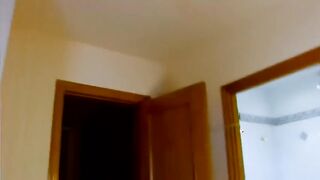 Frenchman estiró el fisting anal de la criada y se la folló por el culo en el baño