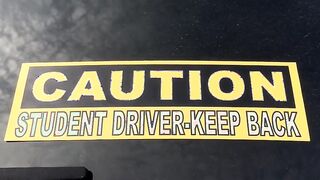 Informal le dio un culo al instructor de manejo, insertando un consolador en su coño