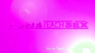 Mamá le enseña a su hija a follar a su novio