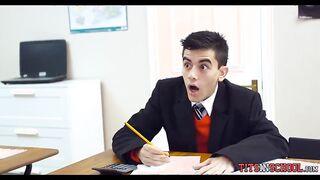 El maestro con ordeño inflable le robó al estudiante la virginidad