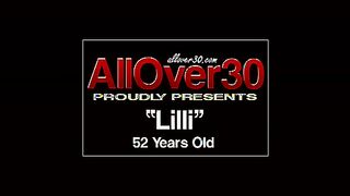 Madura en un abrigo de piel y medias se masturba frente a la cámara