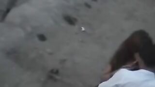 El tipo persuadió a una chica borracha de tener sexo en la calle después de la primera cita.