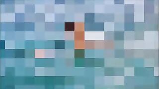 Chica desnuda se baña en el mar