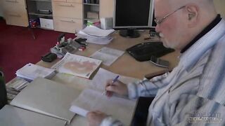 Ama de llaves de 20 años enmarcó el coño a un anciano empresario