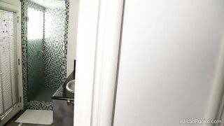 La tetona mujer de cabello castaño estaba caliente en la ducha y se follaba por gravedad