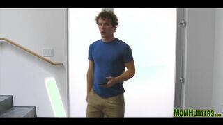 El chico plantó un miembro de la novia de mamá en un coño