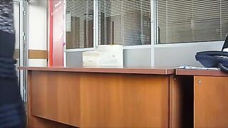 Un colega delgado no se avergüenza de follar a un empleado gordo en la oficina