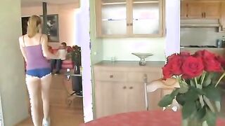 Sobrina entrena para follar en el pene de su tio