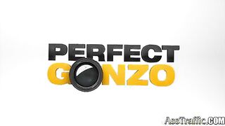 Rubia suplicando por un potente anal con una gran polla