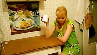 Un hombre se folla a la esposa de un amigo en la cocina mientras él dormía en la habitación de al lado.