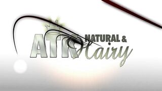 Hermosa rubia muestra su arbusto y su gran culo abiertamente